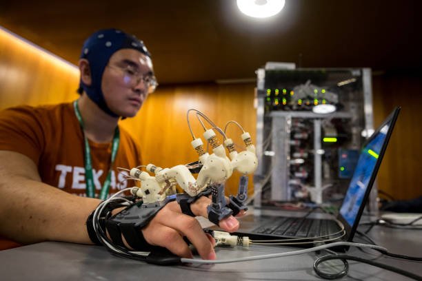 Implantes neuronales con IA: la mente recupera el control